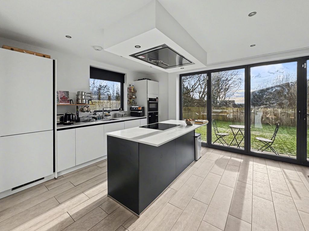 Property photo 3 of 31