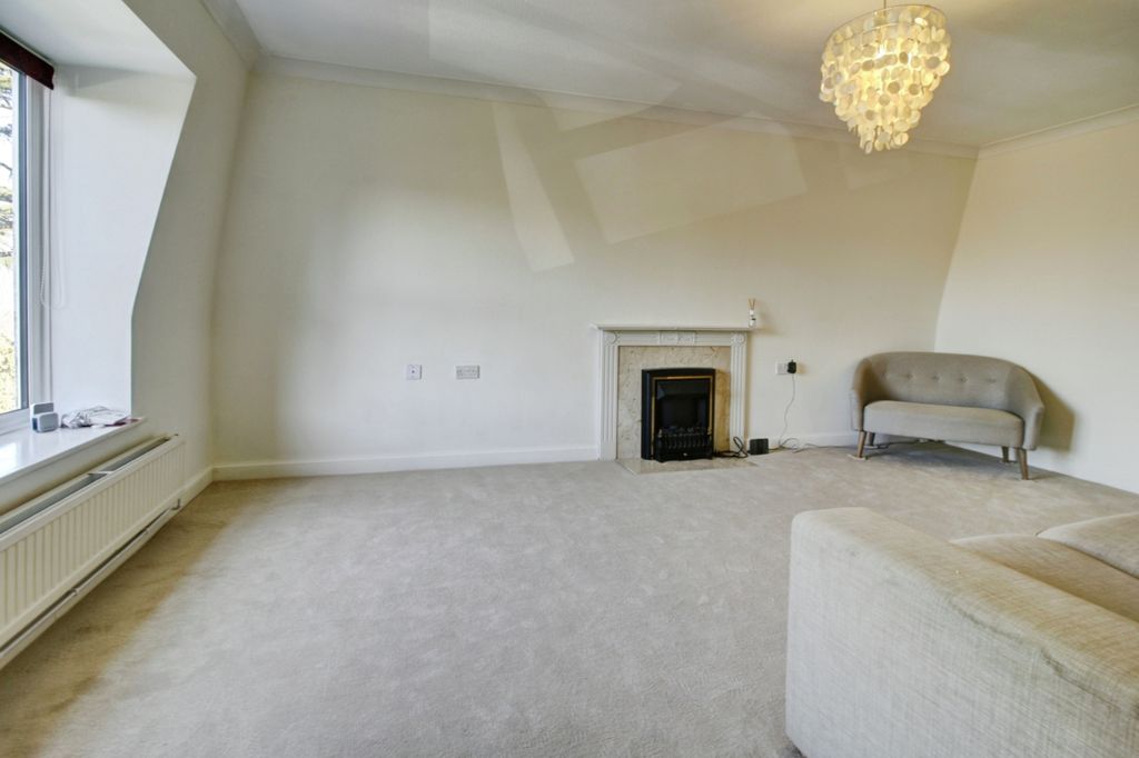 Property photo 3 of 17 E64ce65B-9dc2