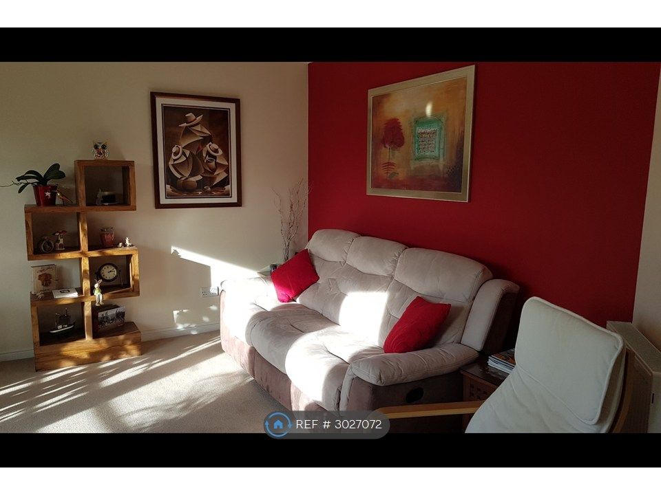Property photo 3 of 16 Lounge
