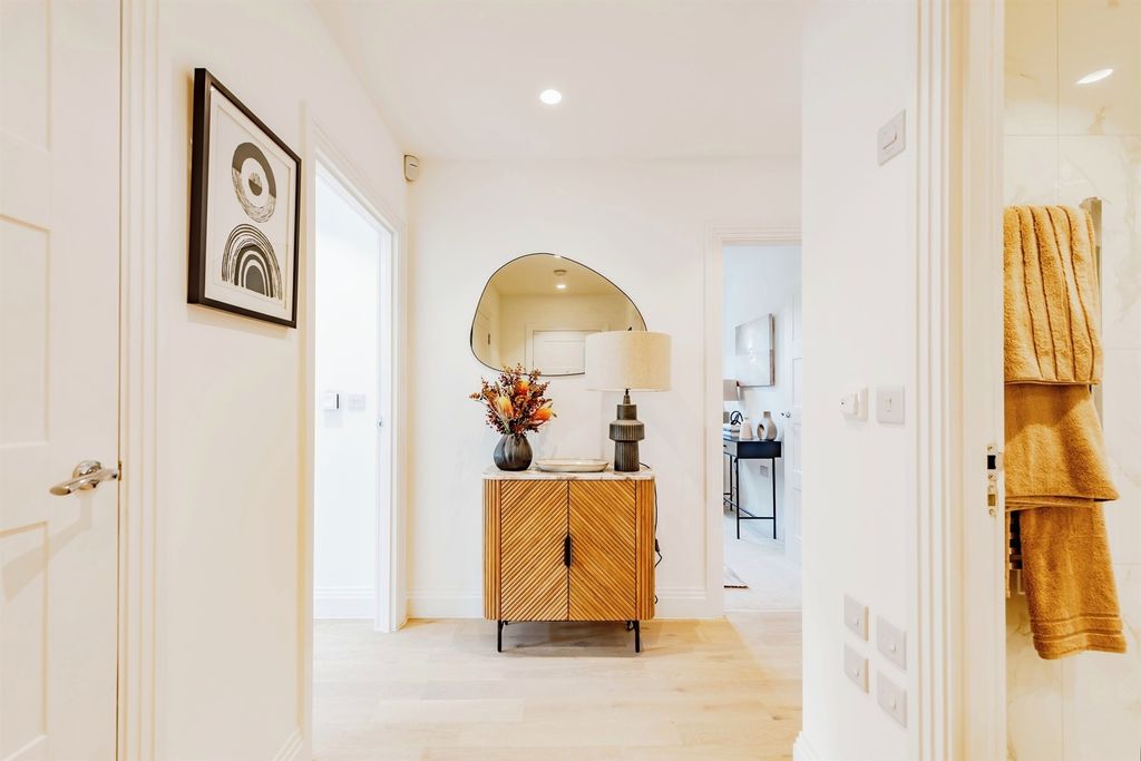 Additional image 7 of 2 bed flat for saleOakhurst, East Grinstead RH19