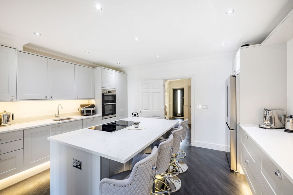 Property photo 3 of 24