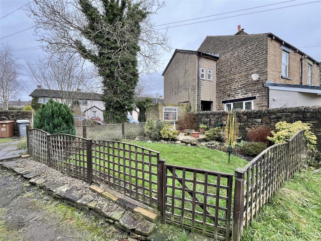 Property photo 2 of 9 Walled Frontage, Enclosed Rear Yard &amp; Shared Garde
