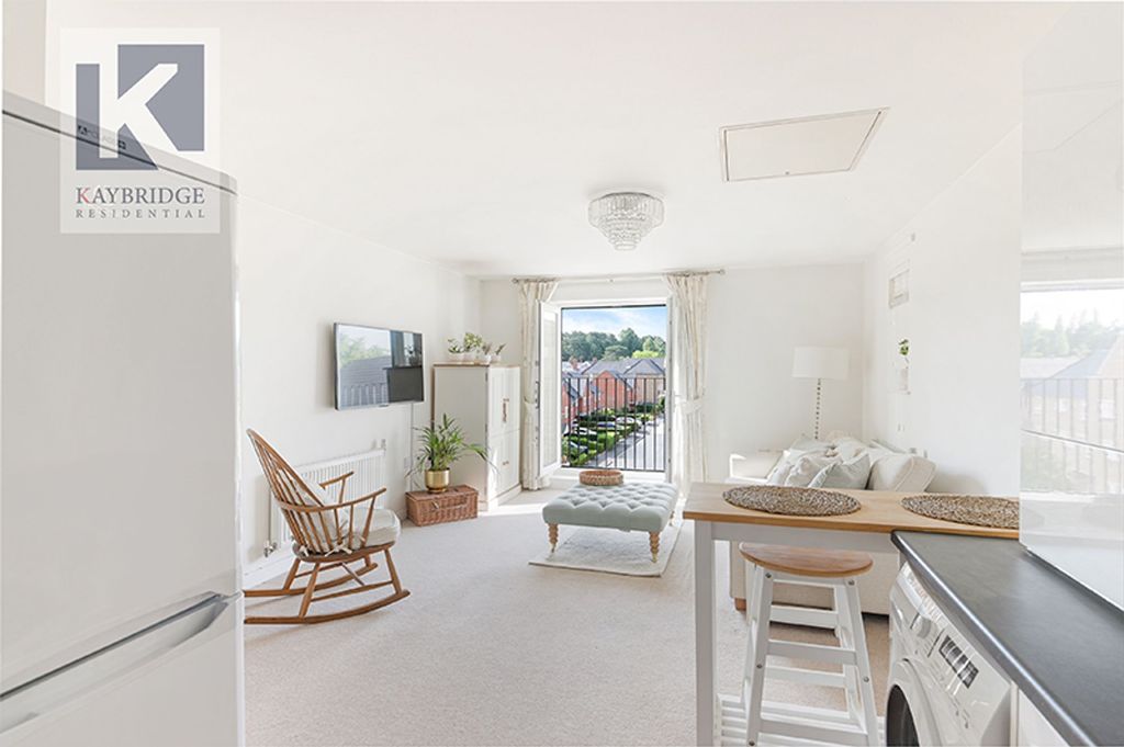 Property photo 2 of 11 Longland Place, Epsom
