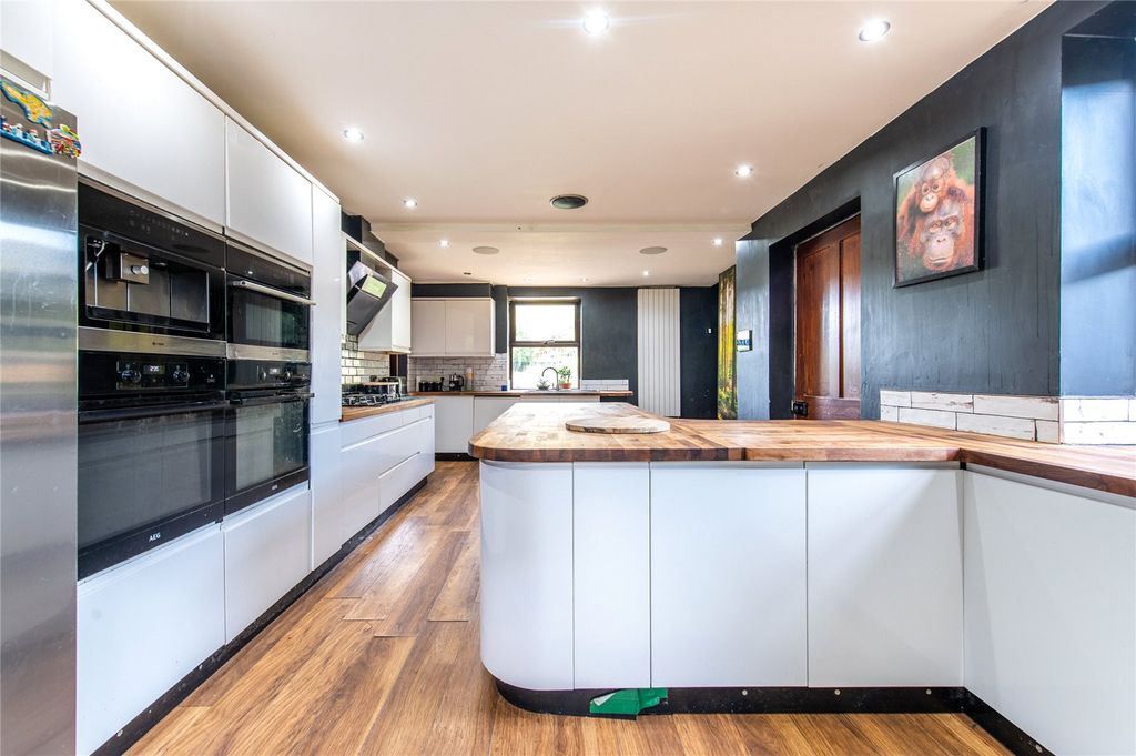 Property photo 1 of 20 Kitchen