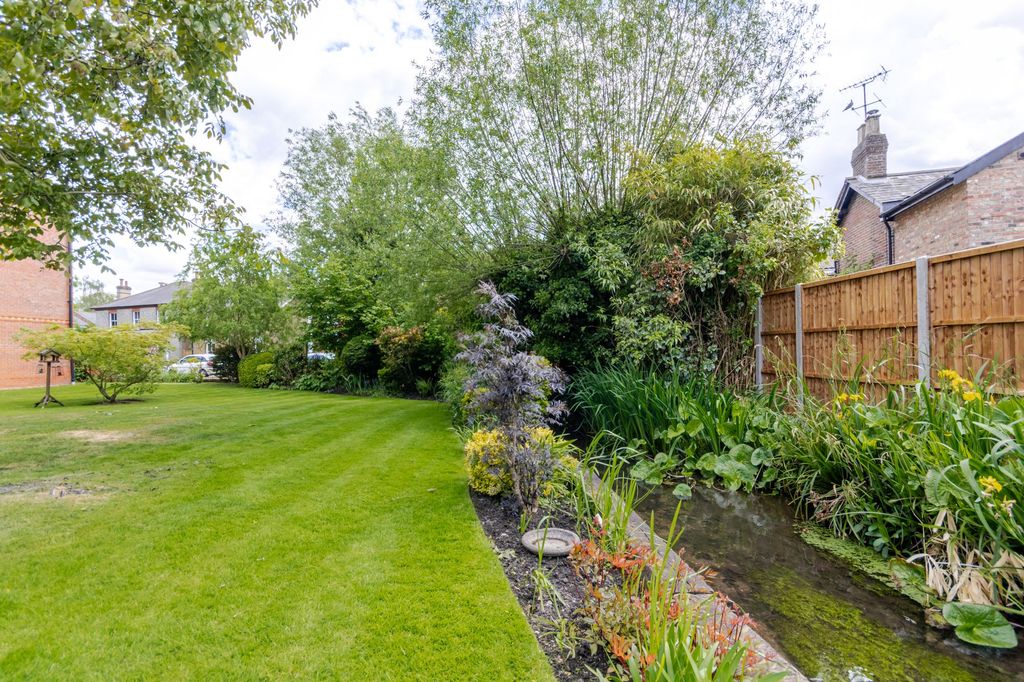 Property photo 1 of 17 Gardens 1