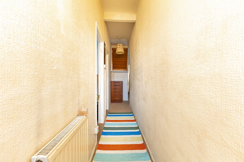 Property photo 3 of 14 Hall Way