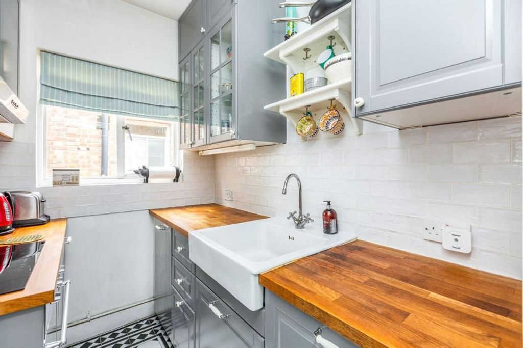 Property photo 1 of 4 Kitchen