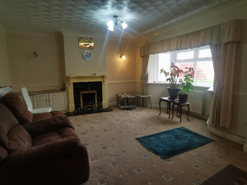 Property photo 3 of 10 Living Room