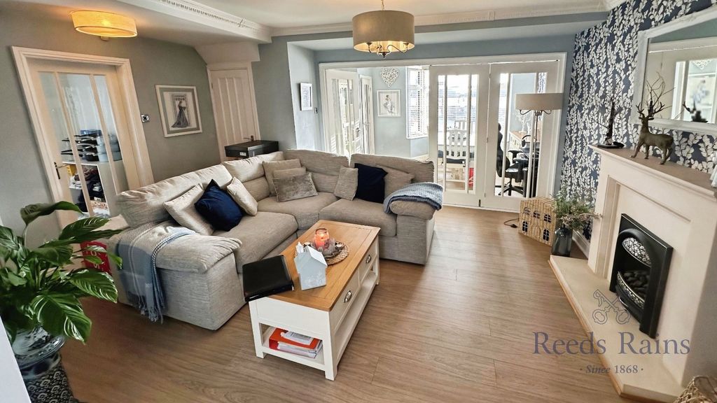 Property photo 2 of 17 Lounge