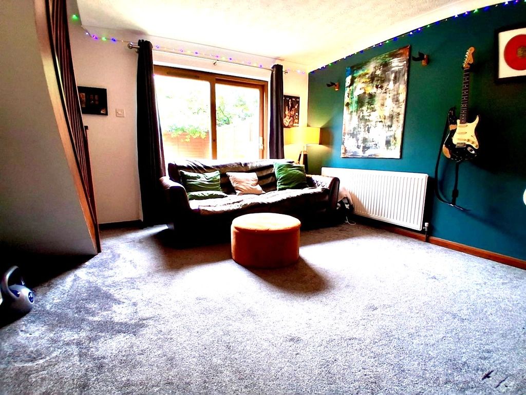 Property photo 3 of 10 Living Room