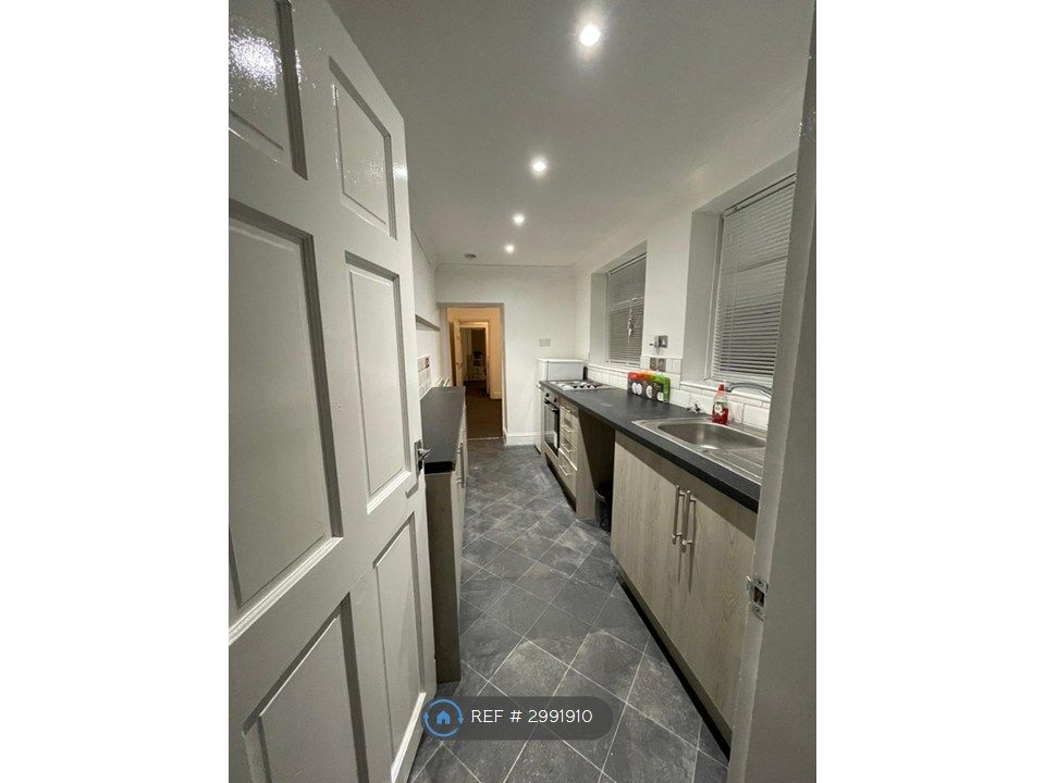 Property photo 3 of 12 Kitchen