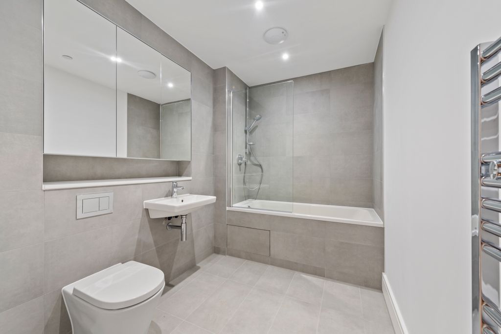 Property photo 2 of 6 Syward Place, F98...