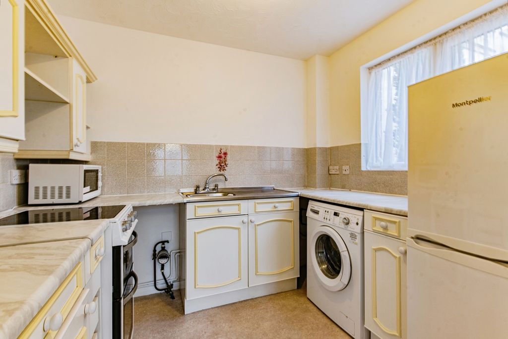 Property photo 3 of 18 Kitchen