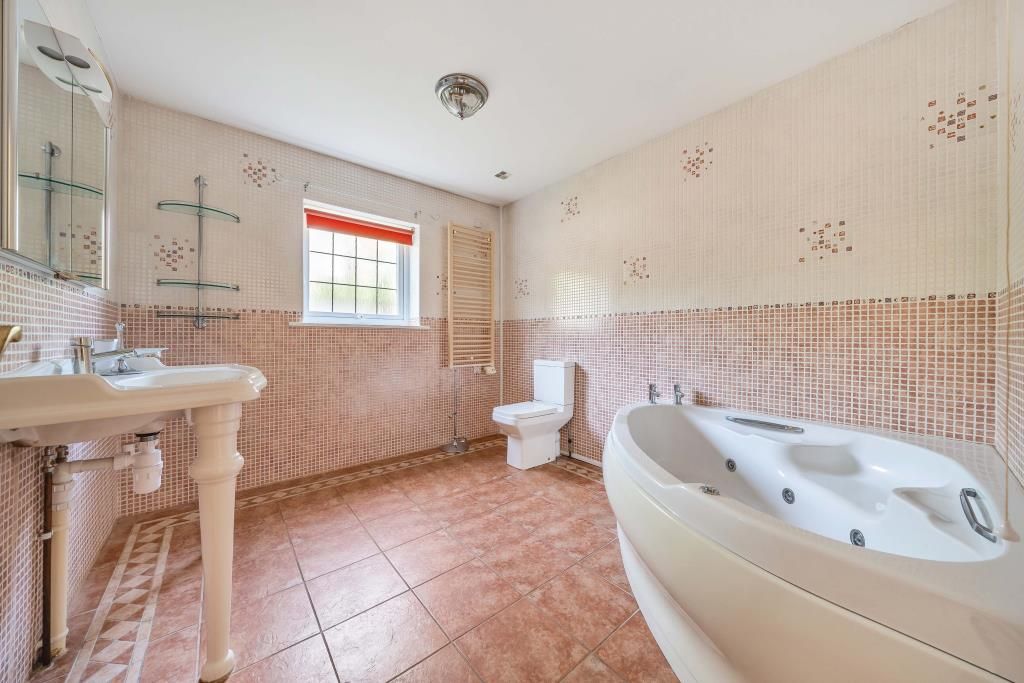 Property photo 3 of 11 Bathroom