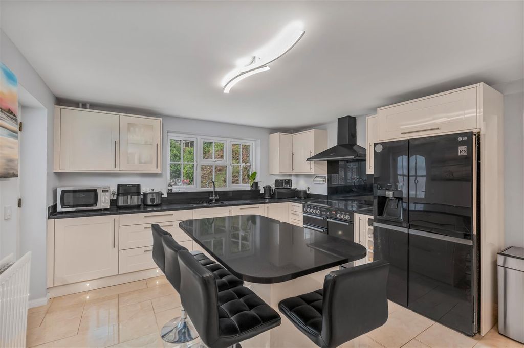 Property photo 3 of 16 3 Walsingham Close, Bloxham-8.Jpg