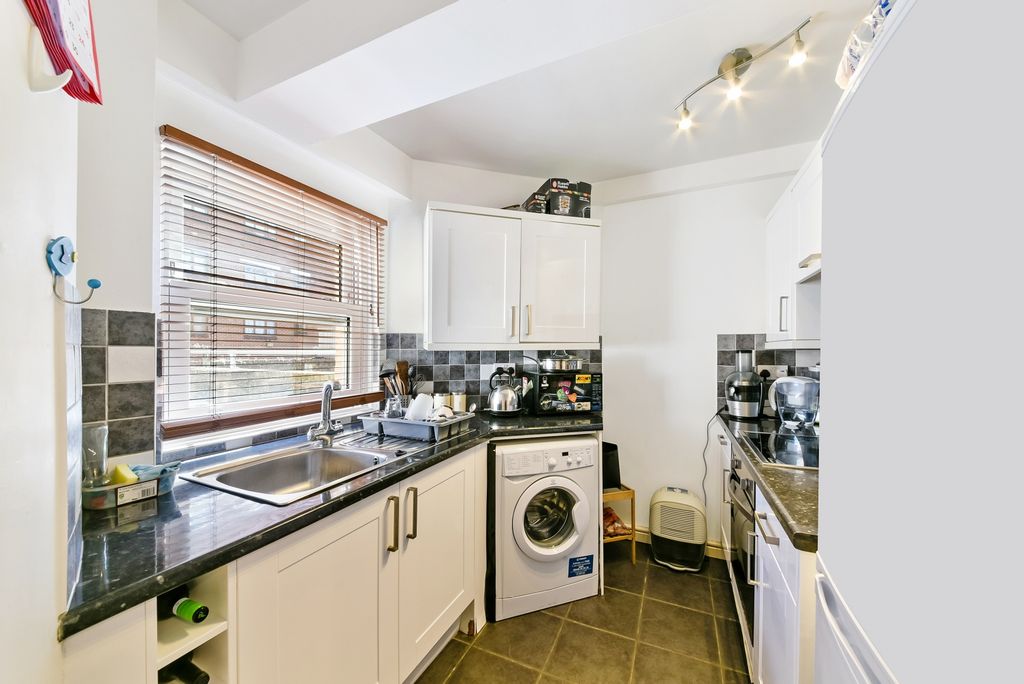 Property photo 3 of 8 Kitchen