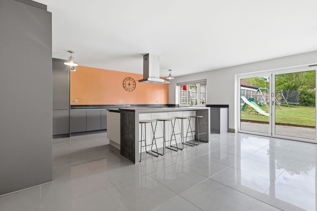 Property photo 3 of 27 Kitchen/Reception