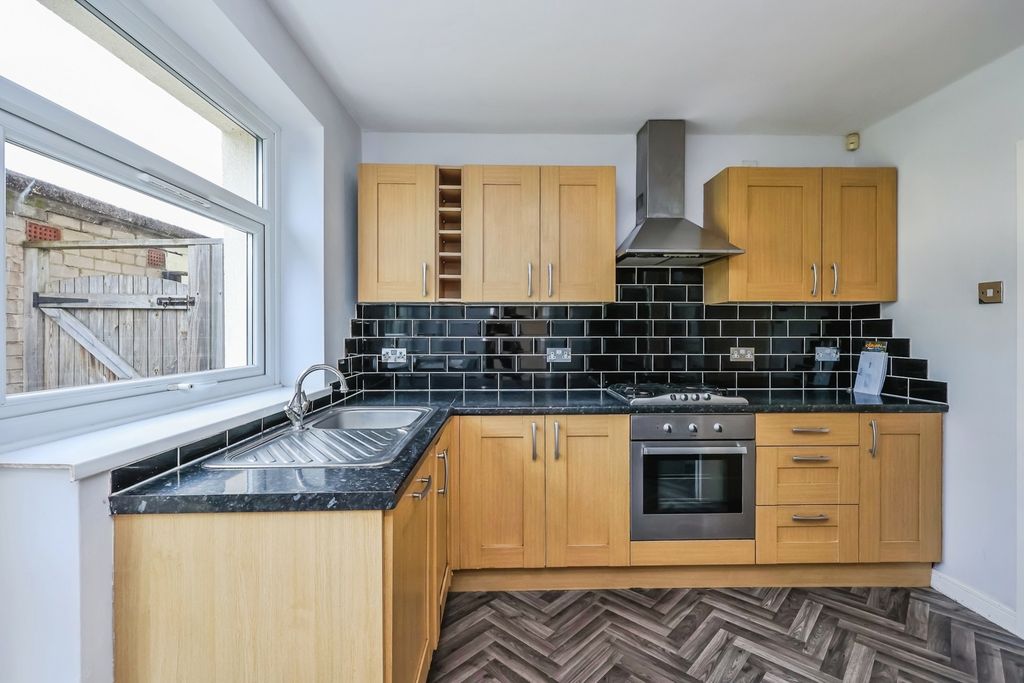 Property photo 3 of 19 Fitted Kitchen