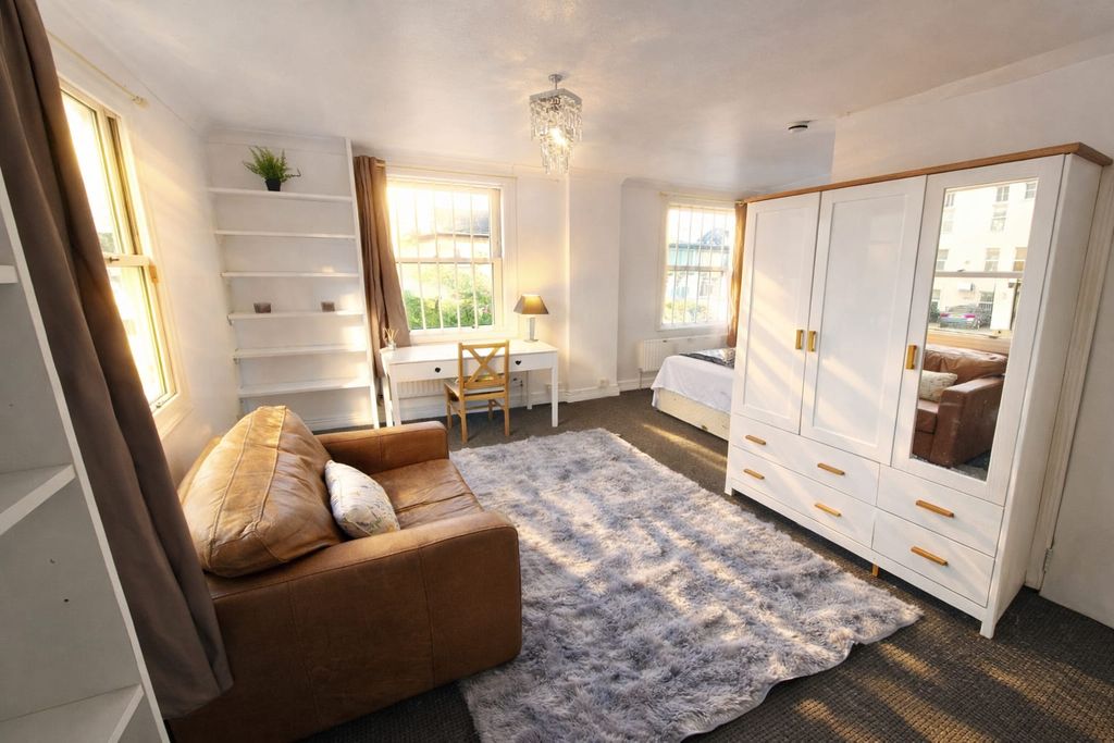 Property photo 3 of 5