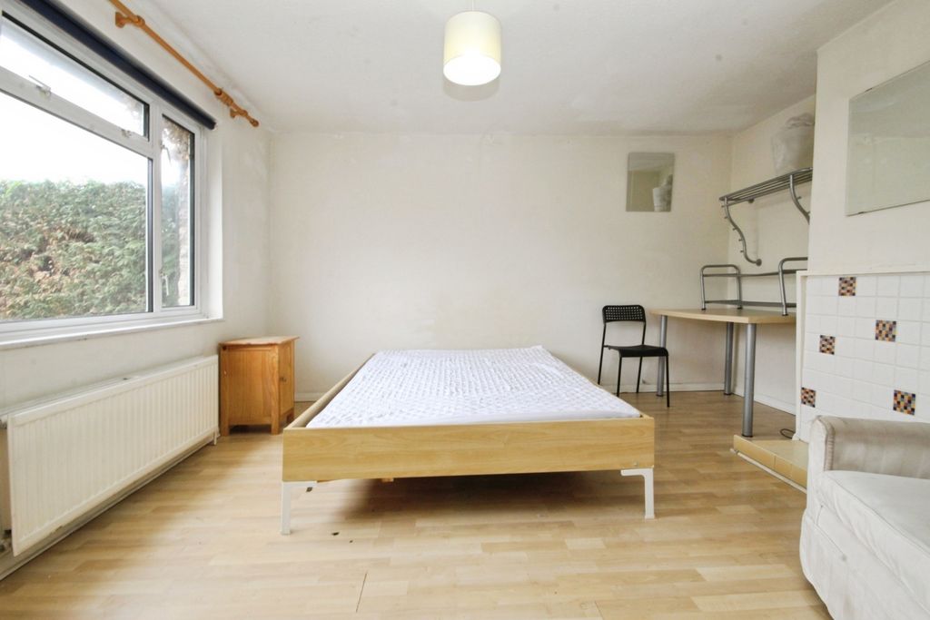 Property photo 3 of 8 Room
