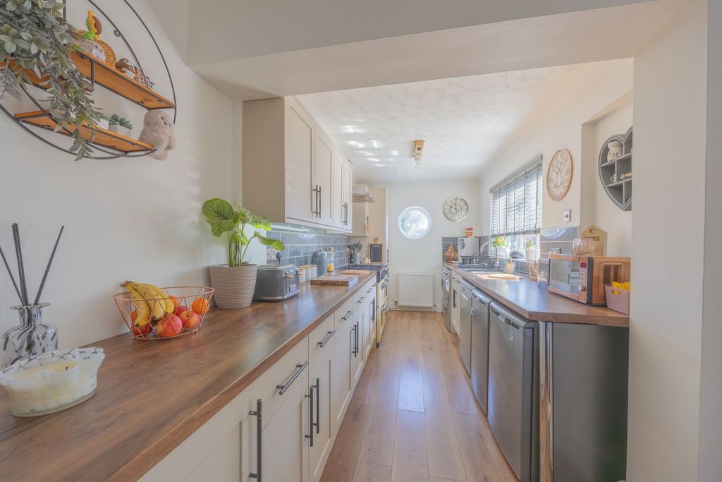 Property photo 3 of 27 Ewemove Taunton Colin Avenue (12)