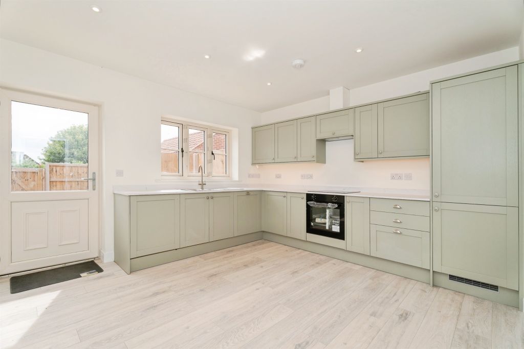 Property photo 3 of 16 Cloakroom