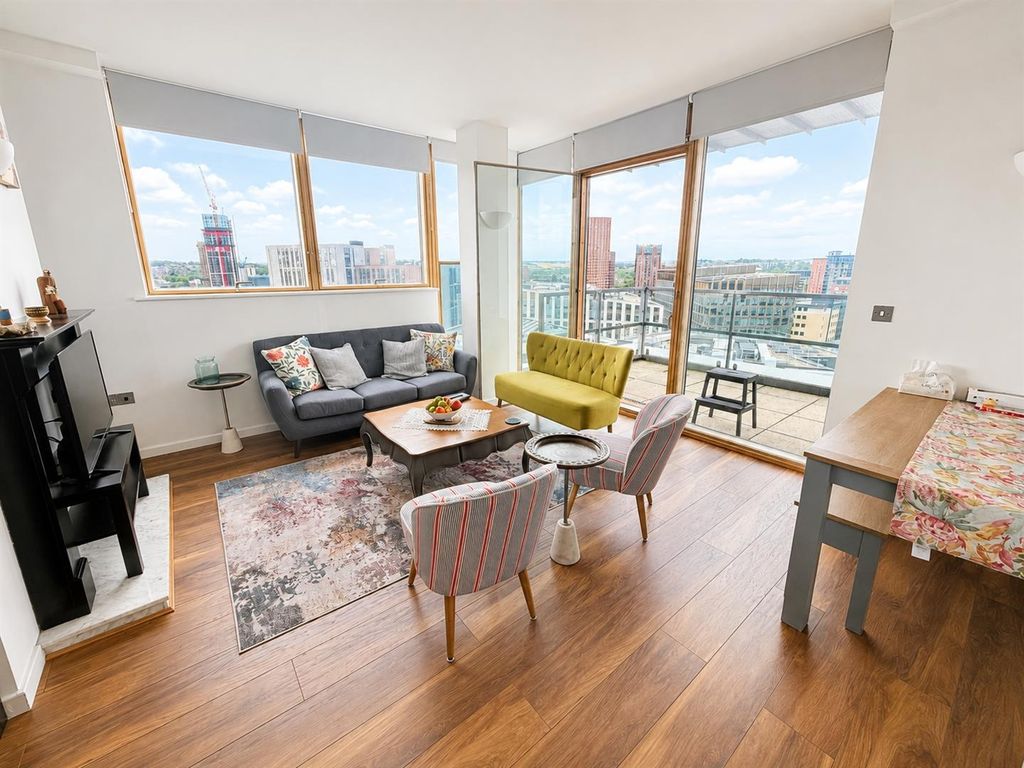 Property photo 1 of 11 Bright Living Room With Stunning City Views...