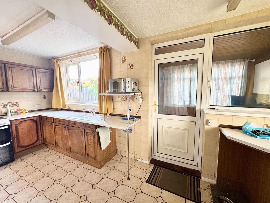 Property photo 3 of 12 Kitchen