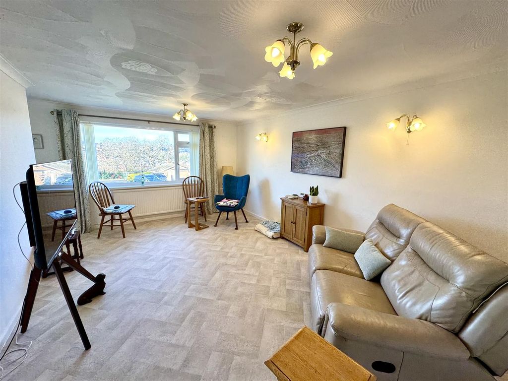 Property photo 3 of 19 Lounge