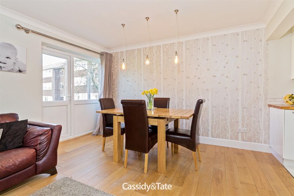 Property photo 2 of 17 469 The Ridgeway-016.Jpg