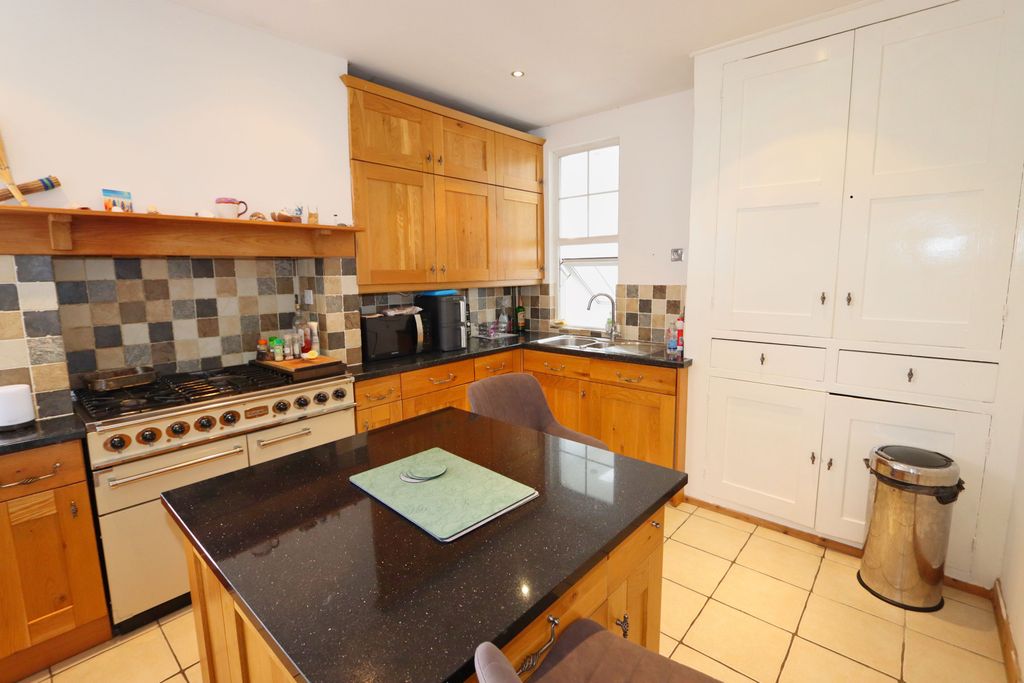 Property photo 3 of 31