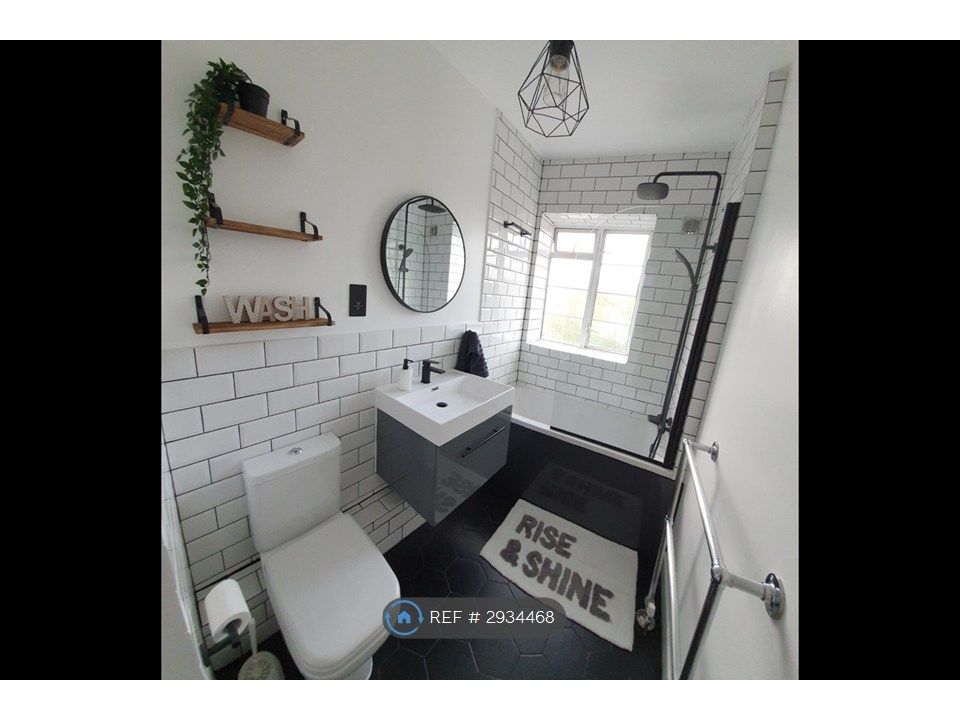 Property photo 2 of 8 Bathroom