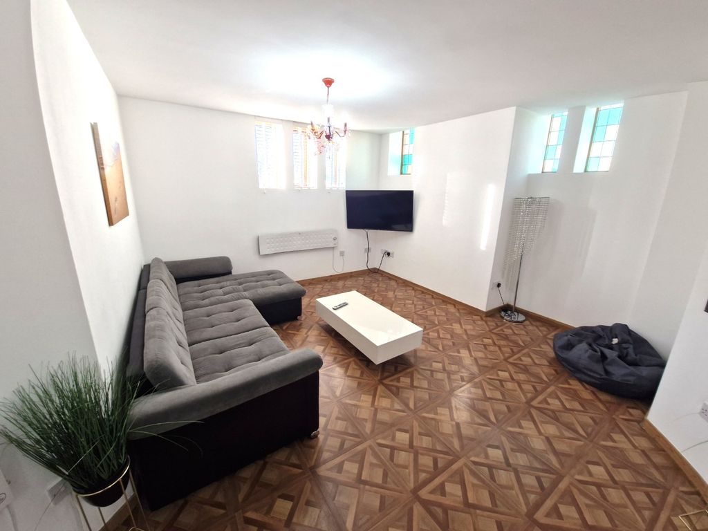 Property photo 2 of 7