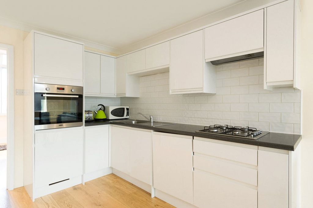 Property photo 3 of 10 Kitchen
