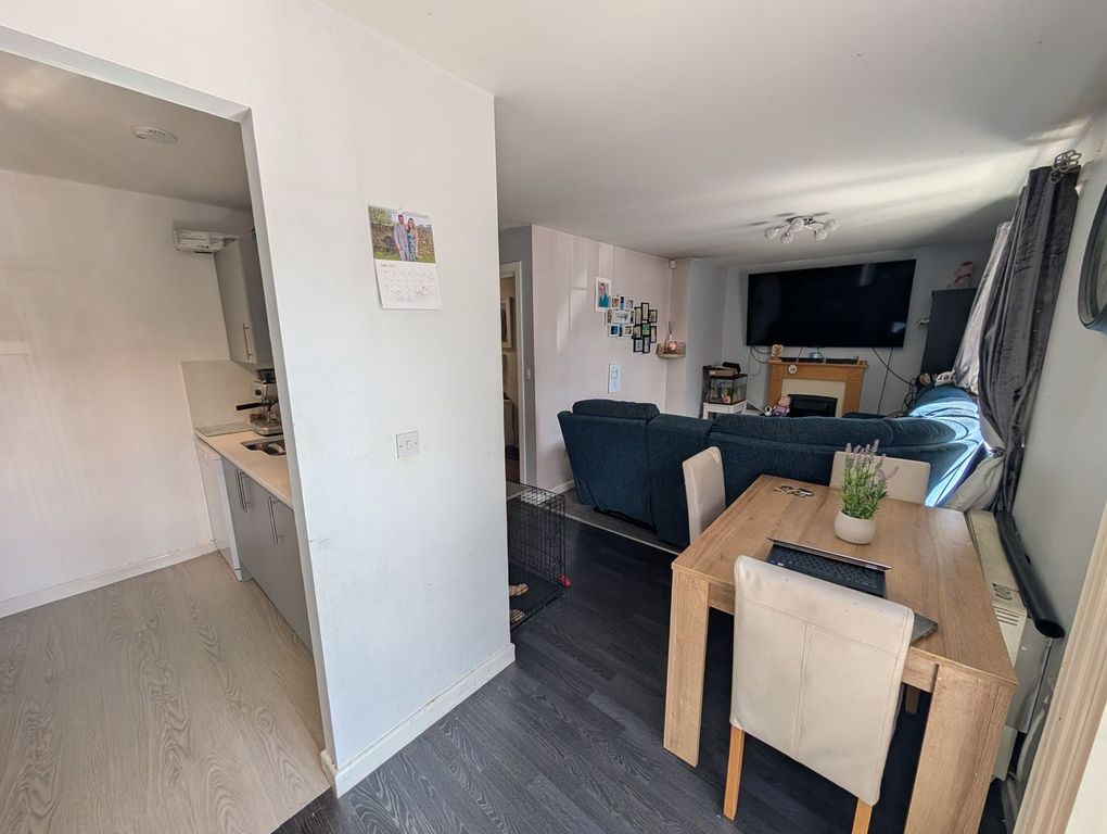 2 bed flat for saleDock Lane, Shipley BD17 photo 5