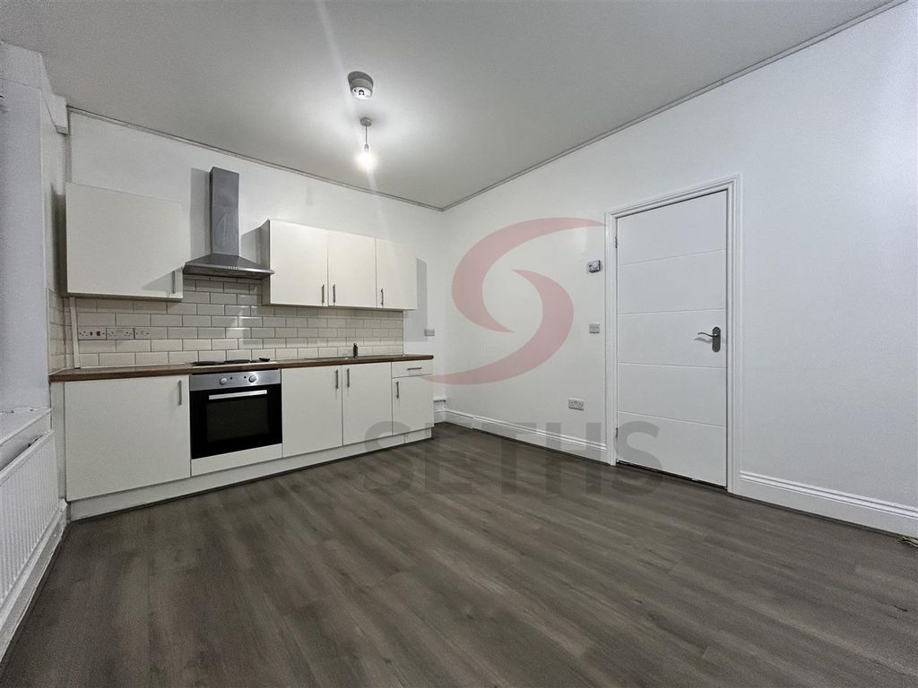 Property photo 3 of 8 Lounge/Kitchen