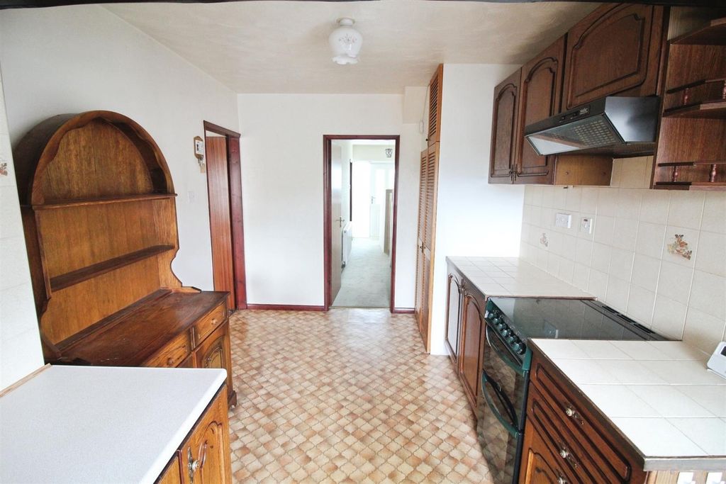 Property photo 3 of 11 Kitchen