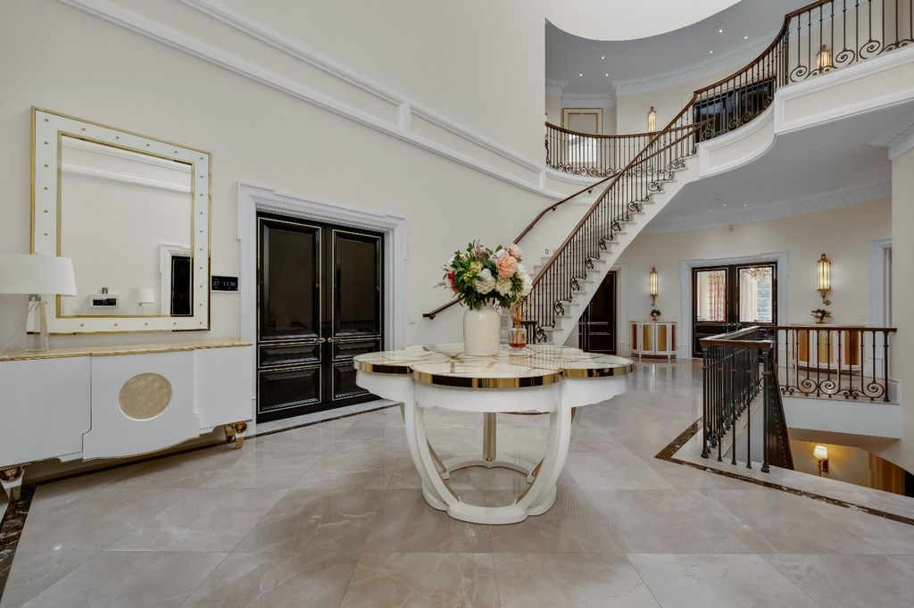 Property photo 2 of 28 Entrance Hall