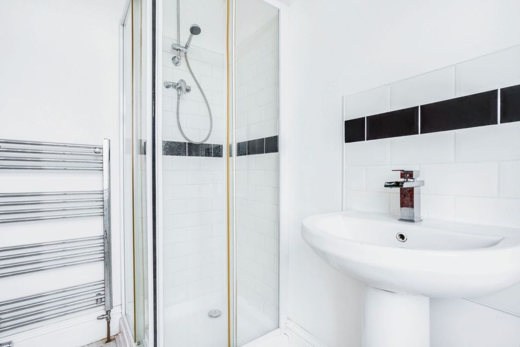 Property photo 3 of 19 Shower Room
