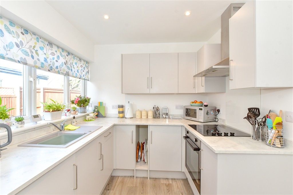 Property photo 2 of 7 Kitchen