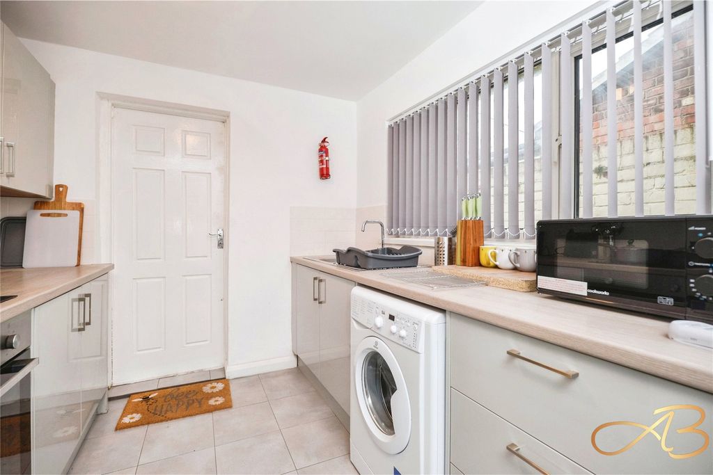 Property photo 2 of 9 Kitchen