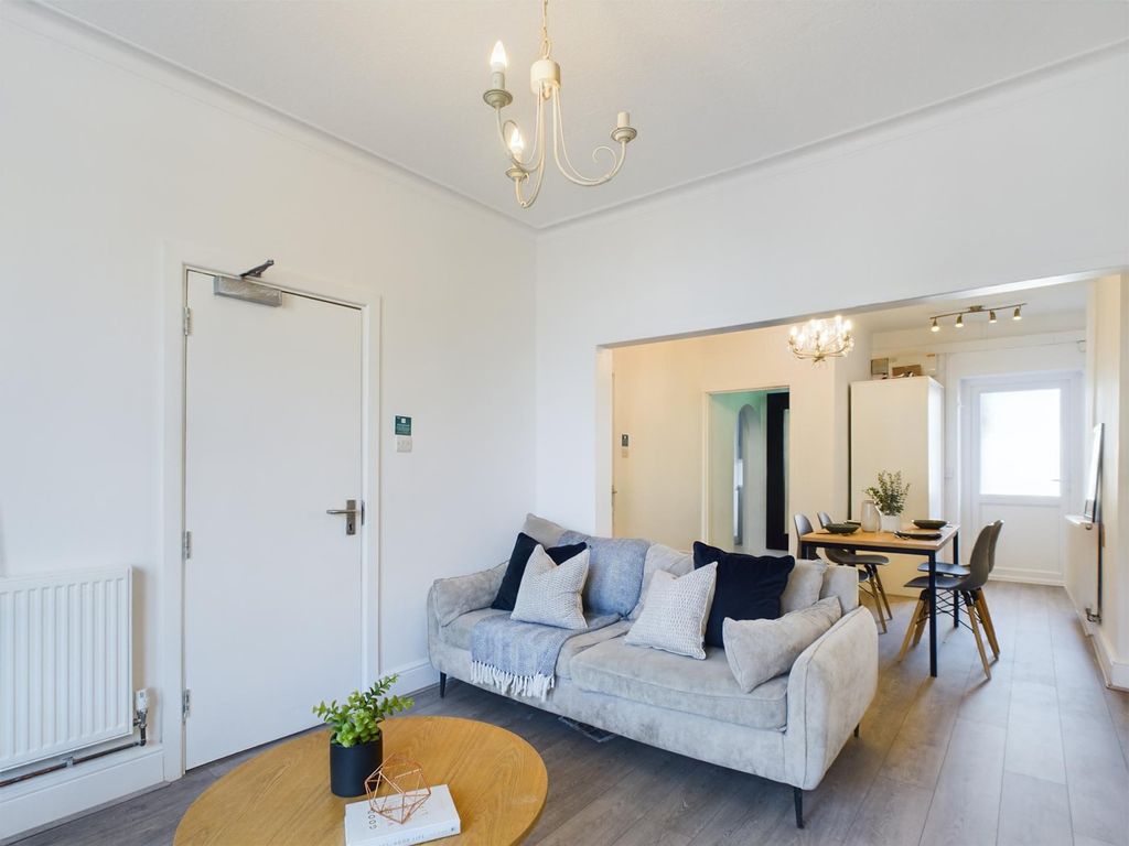 Property photo 2 of 34 A Spacious And Inviting Large Modern Living Room, ...