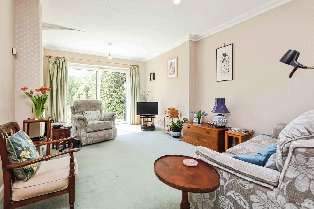 Property photo 2 of 18 Lounge