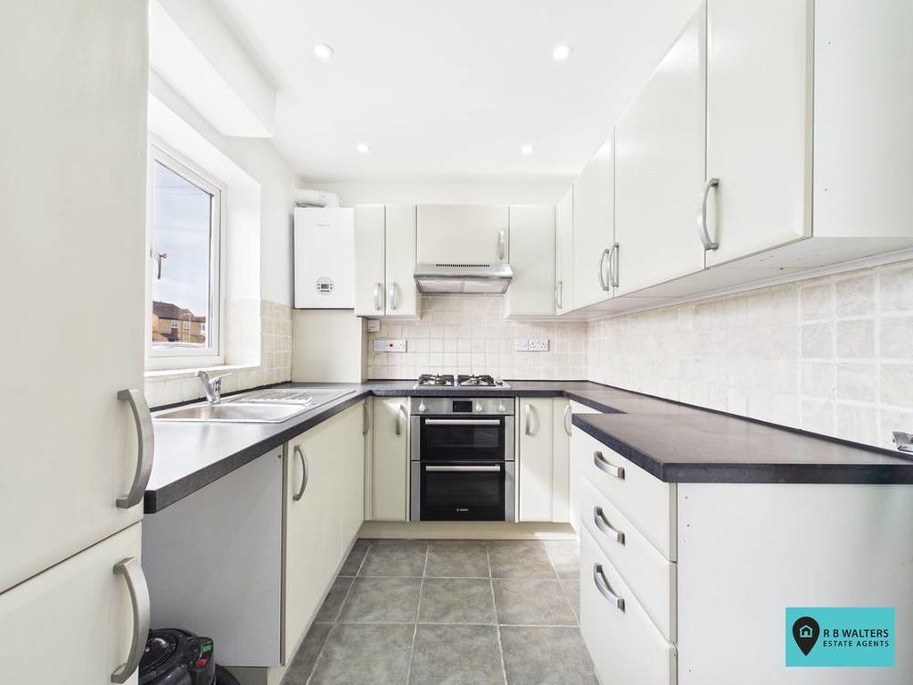 Property photo 3 of 8 Kitchen