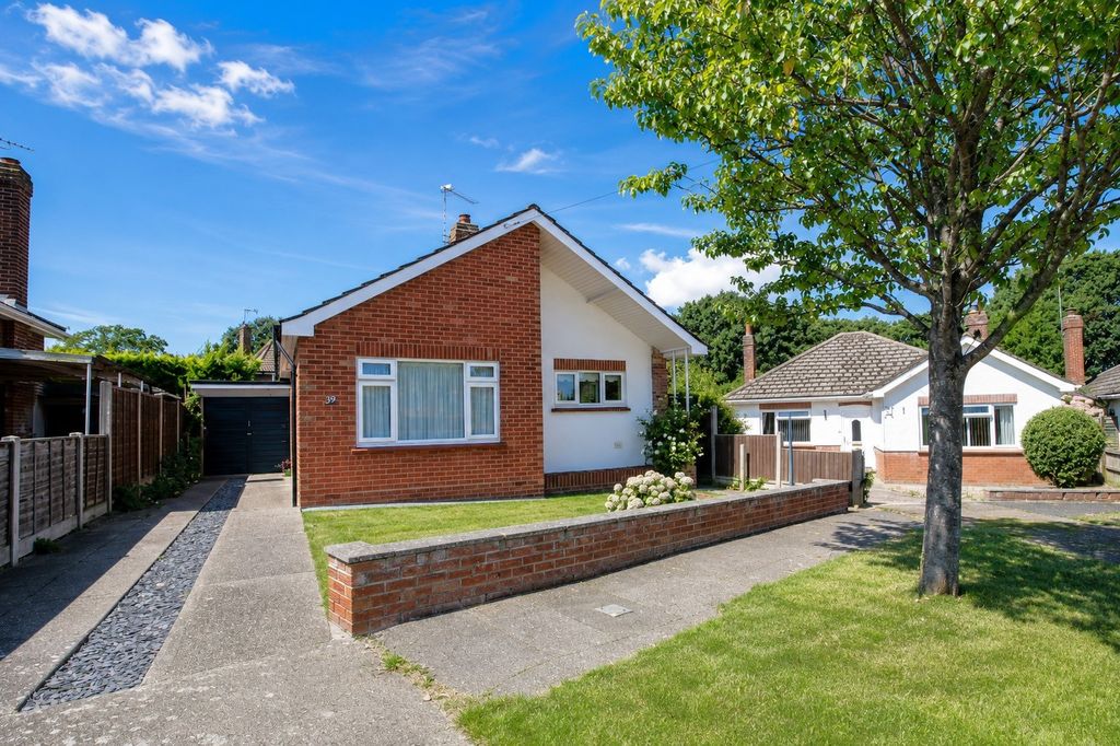 Property photo 1 of 14 Hillside Crescent, Holland On Sea.