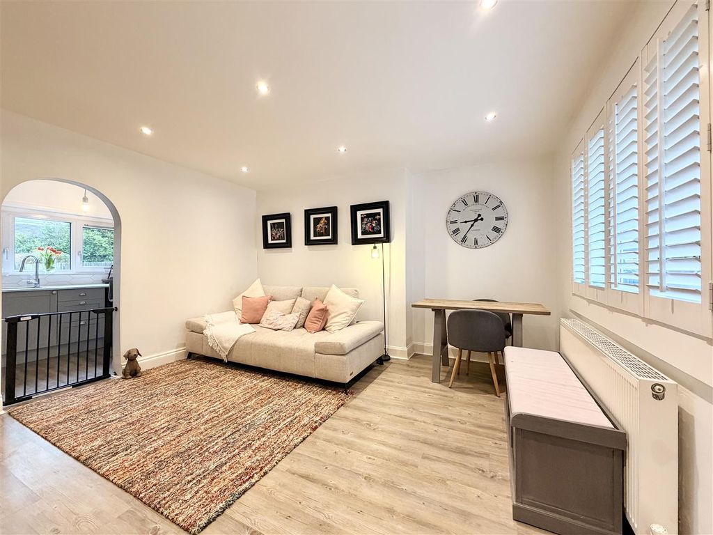 Property photo 3 of 13 Lounge