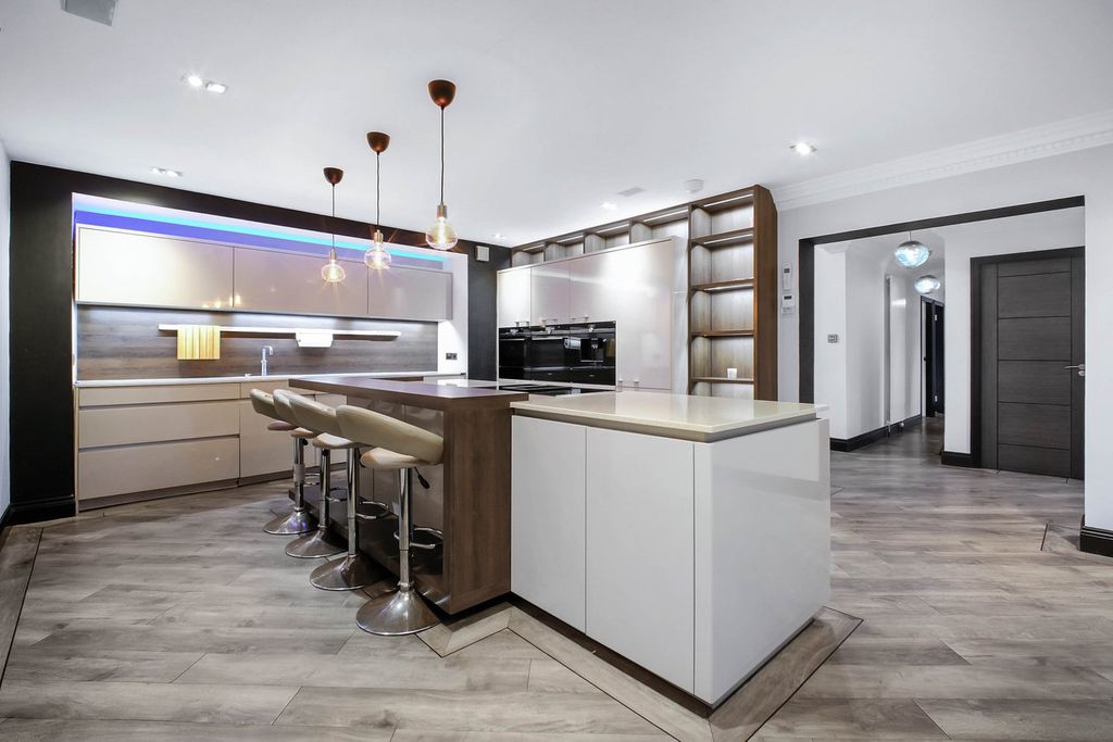 Property photo 3 of 26