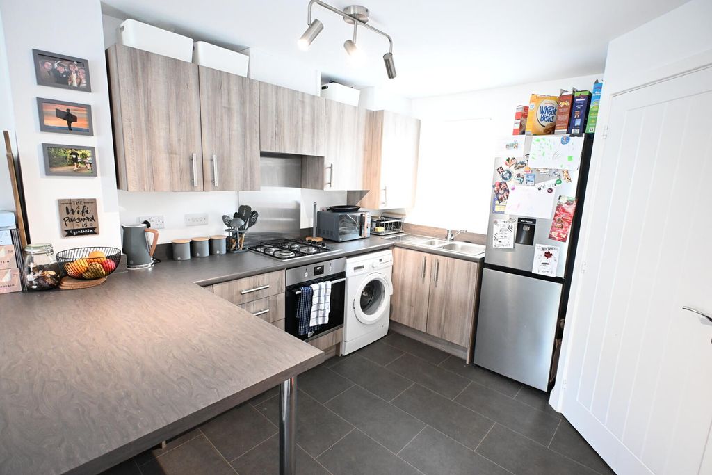 Property photo 2 of 7 Kitchen