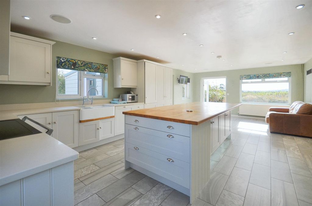 Property photo 2 of 18 Kitchen