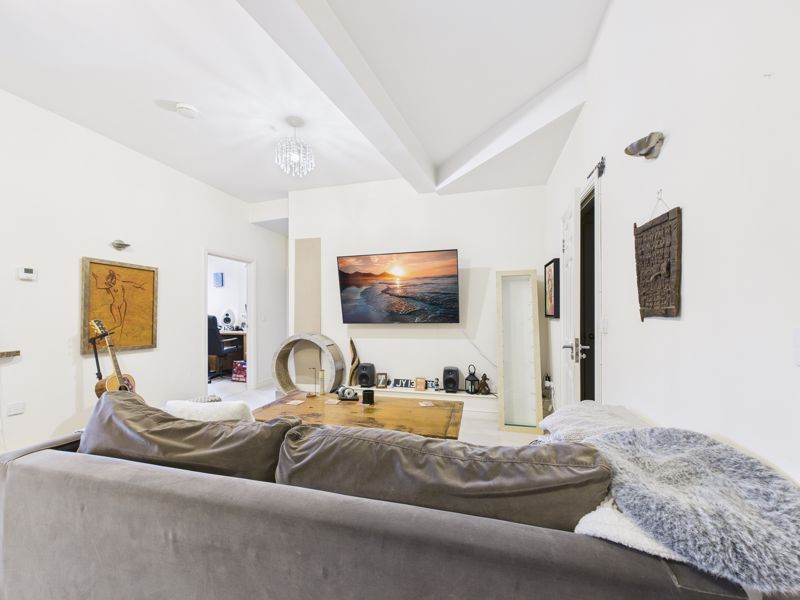 Property photo 3 of 11 Lounge